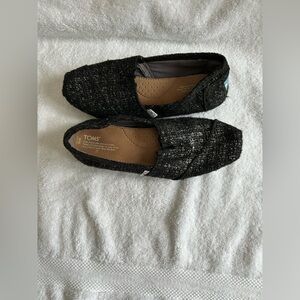 TOMS Women's Black Textured Loafers